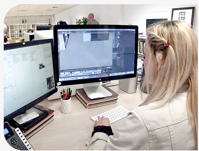 persona mirando pantalla de ordenador