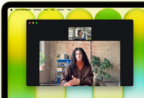 MacBook Neo, color cítrico, videollamada en la pantalla, persona en el centro de la imagen gracias a Encuadre Centrado