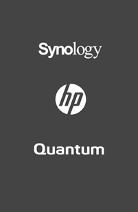 Logotipos en blanco de Synology, HP y Quantum sobre un fondo gris oscuro.